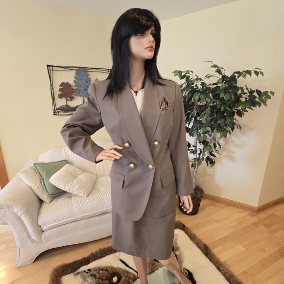 Taupe Le Suit, Double-Breasted Woman's Business Suit, Blazer, Skirt, Size 12 - Picture 1 of 11